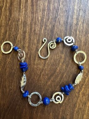 LAPIS LAZULI BRACELET HAMMERED SILVER SPIRALS CIRCLES LEAVES HOOK CLASP 7” BLUE